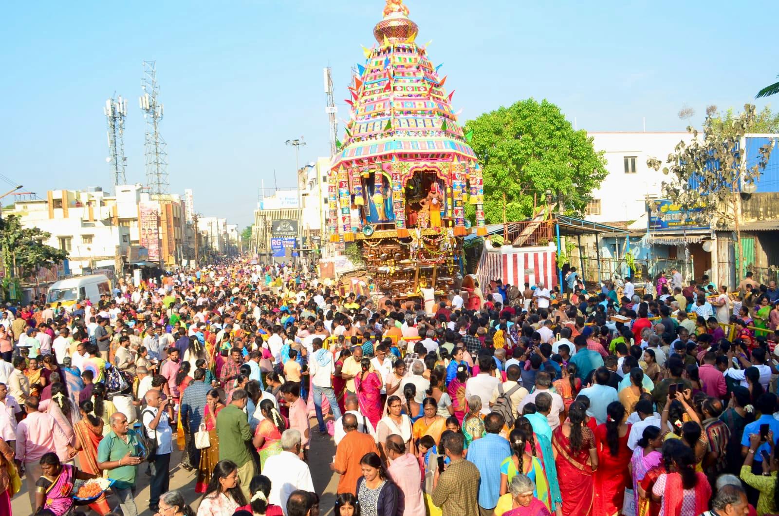 கோவை கோனியம்மன் கோவில் தேரோட்டம் லட்சக்கணக்கான பக்தர்கள் பங்கேற்பு, கடும் வெயிலையும் பொருட்படுத்தாமல் பொதுமக்கள் ஓம் சக்தி கோஷம் !!