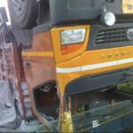 வால்பாறையை அடுத்த ஸ்டாண்மோர் எஸ்டேட் பகுதி சரக்கு லாரி கவிழ்ந்து விபத்து