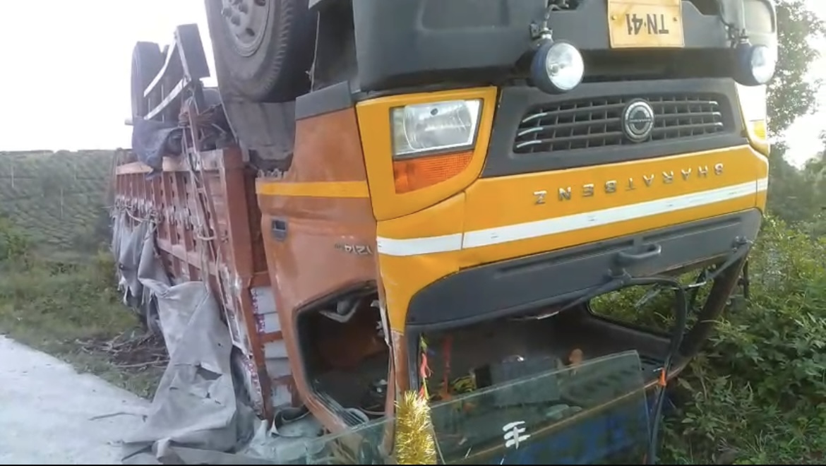 வால்பாறையை அடுத்த ஸ்டாண்மோர் எஸ்டேட் பகுதி சரக்கு லாரி கவிழ்ந்து விபத்து