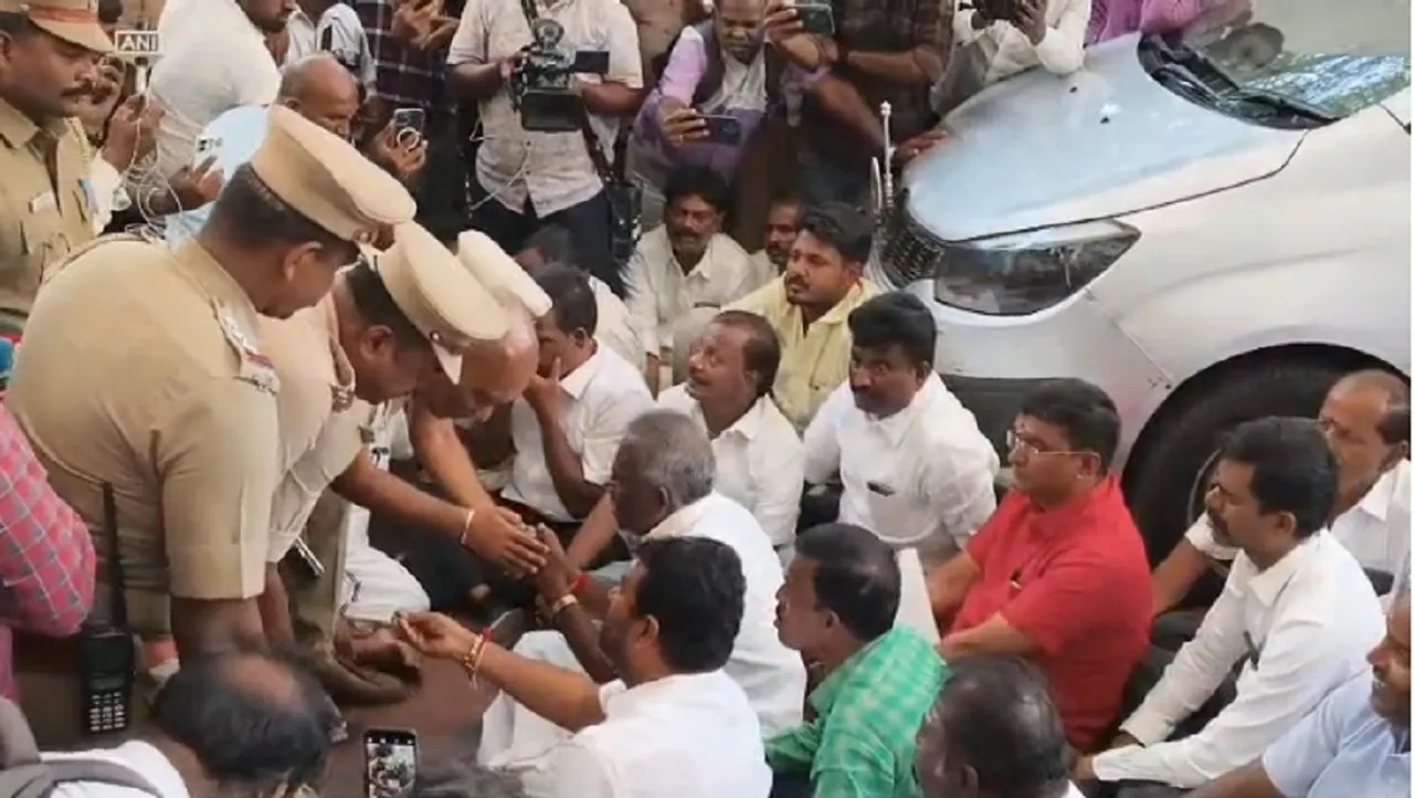 செந்தில் பாலாஜி தொகுதியில் தேர்தலை நிறுத்தக் கோரி தர்ணா: அ.தி.மு.க வேட்பாளர் தலைமையில் திரண்ட தொண்டர்கள்.