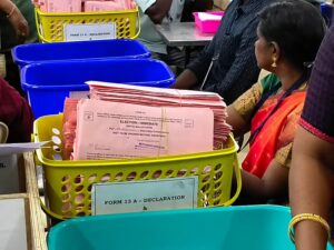 தமிழகத்தில் 234 தொகுதிகளுக்கான வாக்கு எண்ணிக்கை இன்று காலை 8 மணிக்கு பலத்த பாதுகாப்புடன் தொடங்கி விறுவிறுப்பாக நடைபெற்று வருகிறது; வ