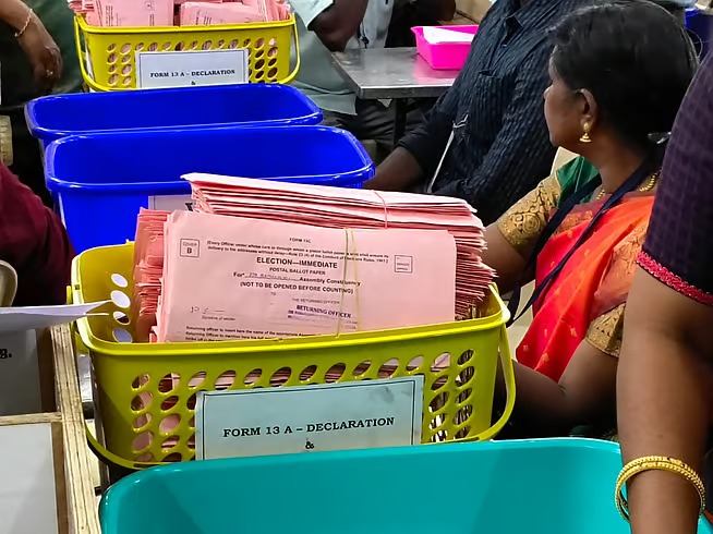தமிழகத்தில் 234 தொகுதிகளுக்கான வாக்கு எண்ணிக்கை இன்று காலை 8 மணிக்கு பலத்த பாதுகாப்புடன் தொடங்கி விறுவிறுப்பாக நடைபெற்று வருகிறது; வ
