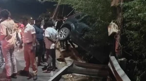 திருச்சியில் பள்ளி சிறுவன் ஓட்டிய கார் விபத்து; ஒருவர் படுகாயம், காரில் பயணித்த சிறுவர்கள் தப்பி ஓட்டம்.