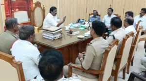 புதுச்சேரி அம்பேத்கர் சாலை போக்குவரத்து நெரிசல்: தீர்வு காண எம்.எல்.ஏ. அன்பழகன் தலைமையில் ஆலோசனை.