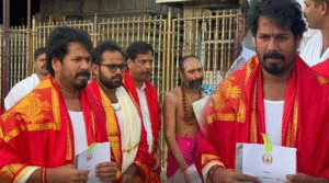 ஆக.6-ல் வேளாண் பட்ஜெட் தாக்கல்: வரைவு ஆவணங்களுடன் திருப்பதியில் அமைச்சர் வினோத் சாமி தரிசனம்.
